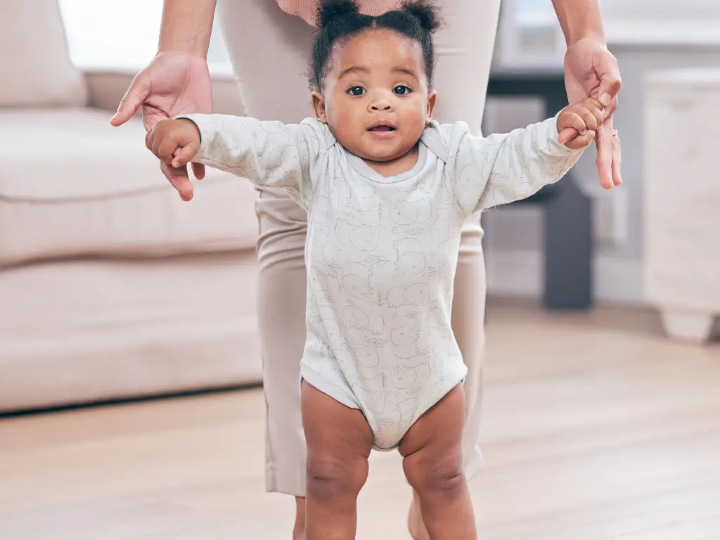 Bébé qui commence à marcher