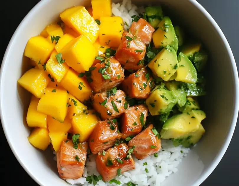 Poke bowl tropical pour bébé dès 10 mois avec saumon cuit, mangue, avocat et riz - recette adaptée diversification alimentaire