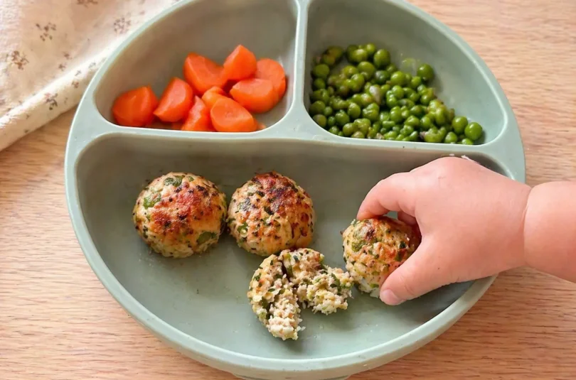 Boulettes de poulet aux petits pois pour bébé, une recette DME moelleuse et facile dès 10 mois.
