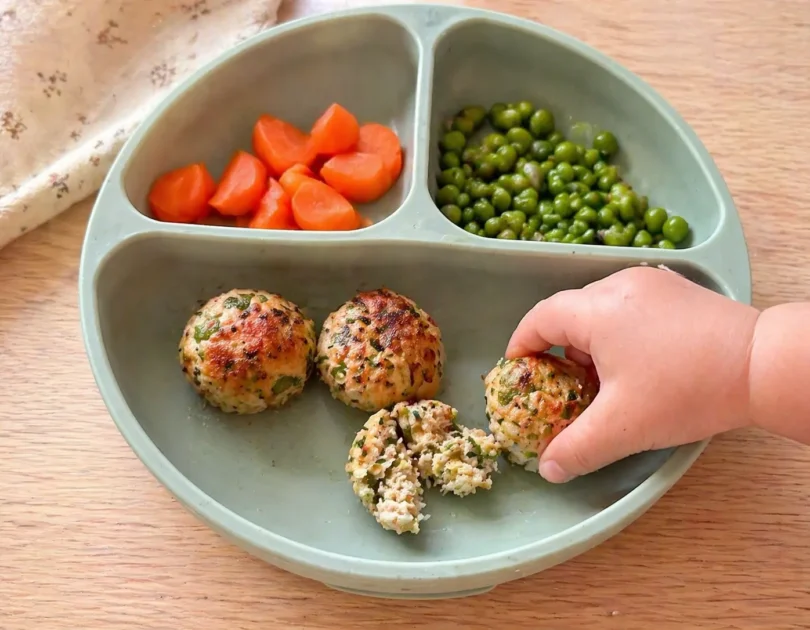 Boulettes de poulet aux petits pois pour bébé, une recette DME moelleuse et facile dès 10 mois.